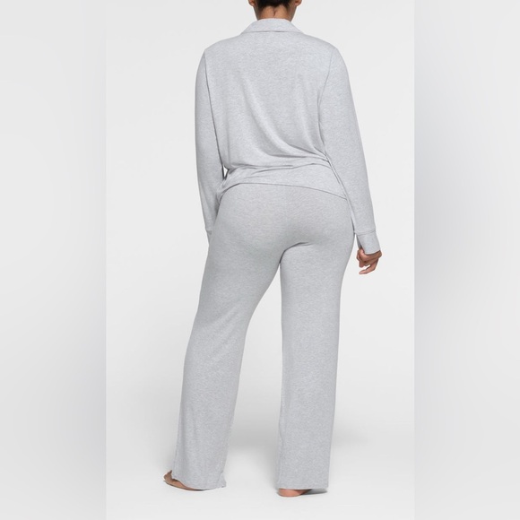 SKIMS LONG SLEEVE BUTTON UP LIGHT HEATHER GREY
Classic Limited Set Size XL - Picture 5 of 5